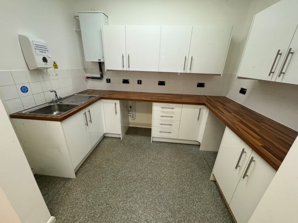 Lot: 92 - FOUR STOREY FREEHOLD BUILDING WITH POTENTIAL - First floor kitchen